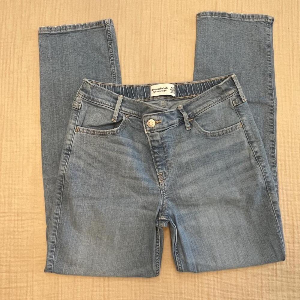 Abercrombie Kids high-rise straight jeans with asymmetrical button closure criss